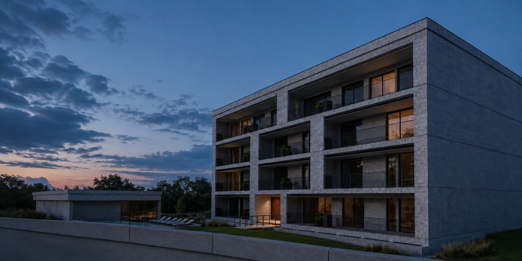 A fachada do Novainho ao entardecer, com as varandas iluminadas e o pavilhão da piscina à esquerda.